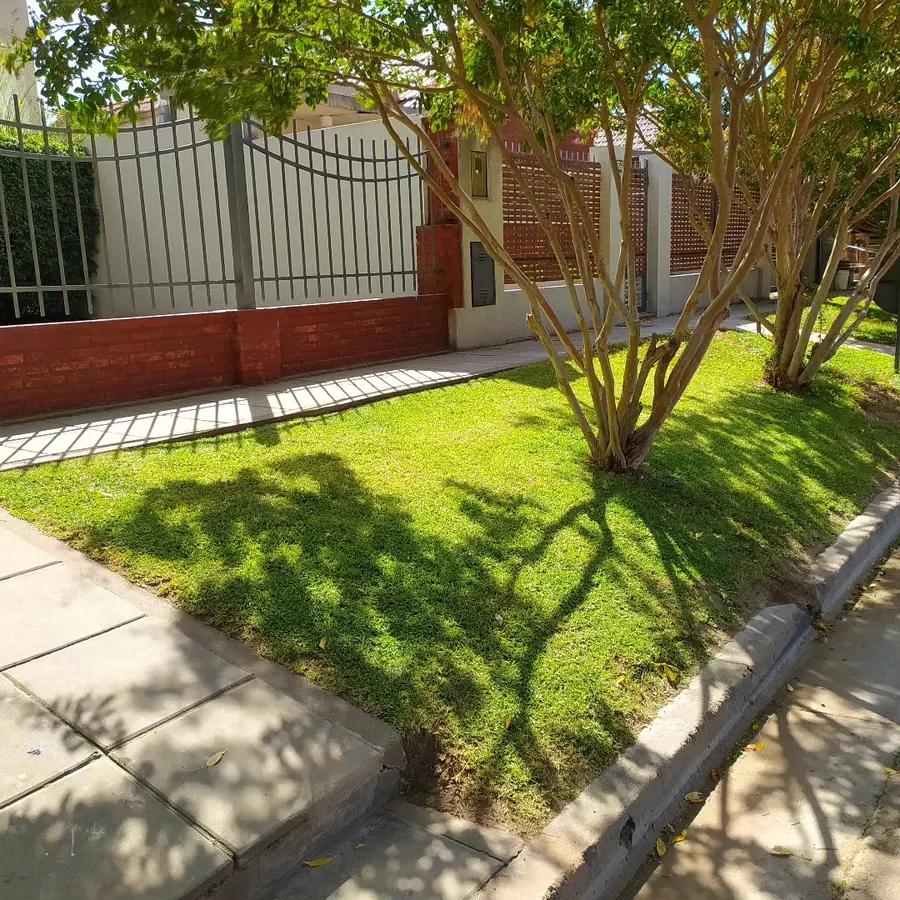 Jardín real mantenido por Jardineros El Roble en Bahía Blanca